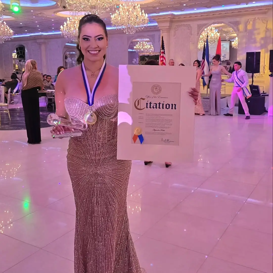 Alejandra Rubio con sus premio
