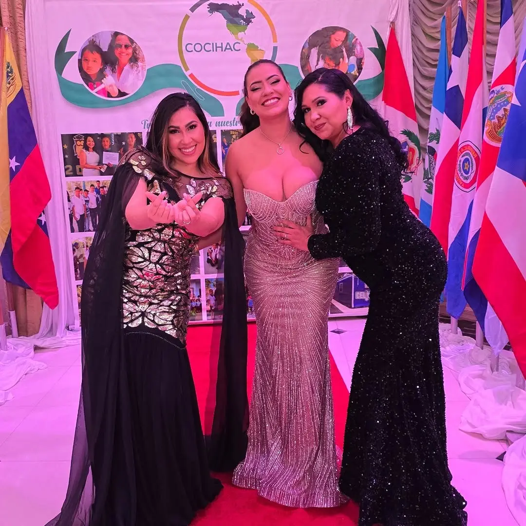 Alejandra Rubio junto a sus hermanas