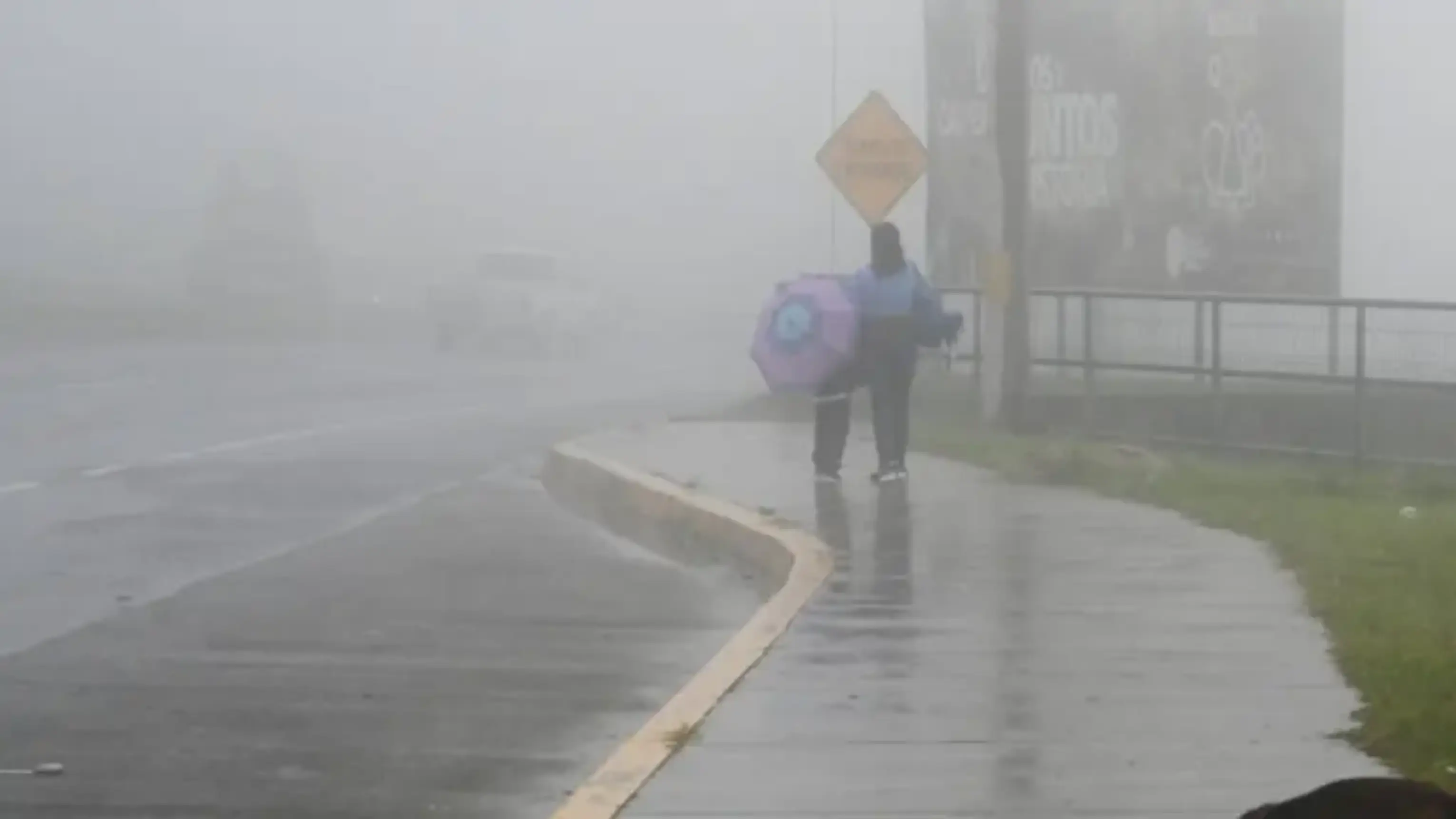 personas bajo la lluvia