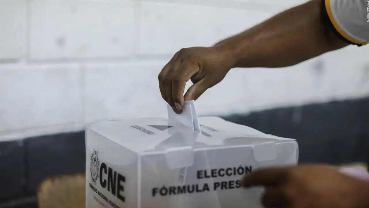 persona depositando su voto