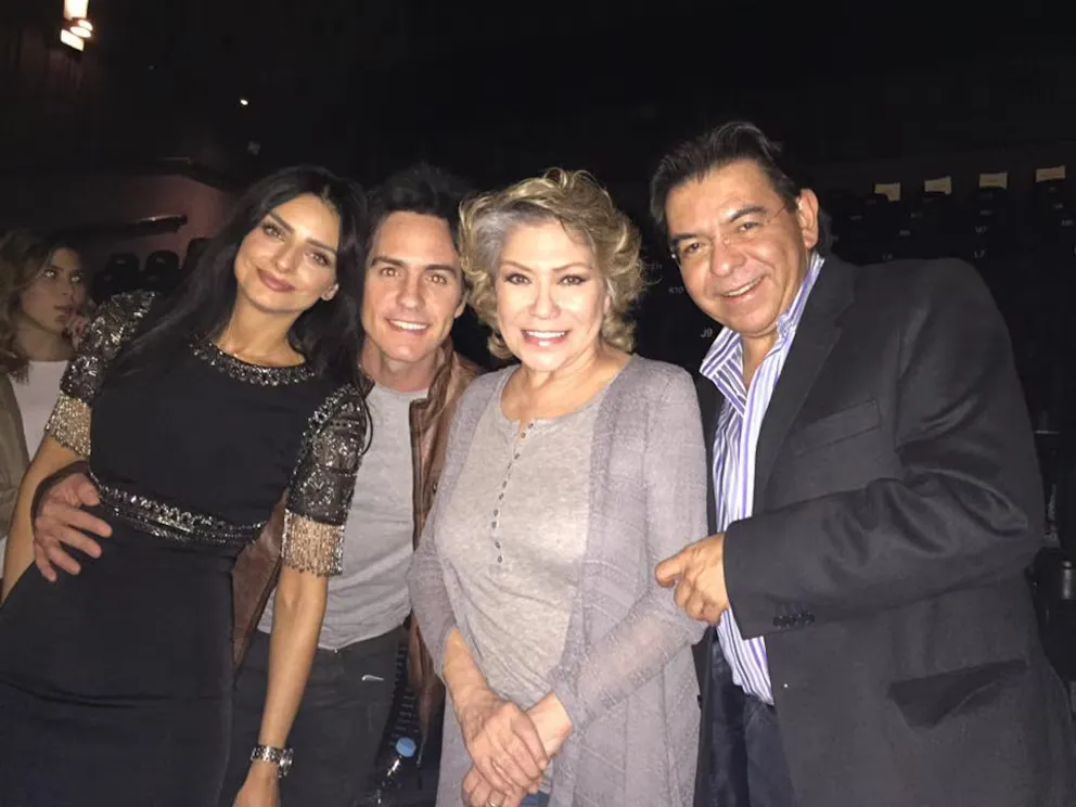 Aislin Derbez junto a su madre y hermano