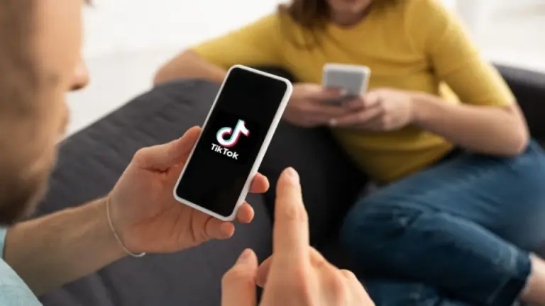 Imagen Principal de Nota: ¿Muchas horas en TikTok?: estudio revela cómo la red social afecta tu cerebro
