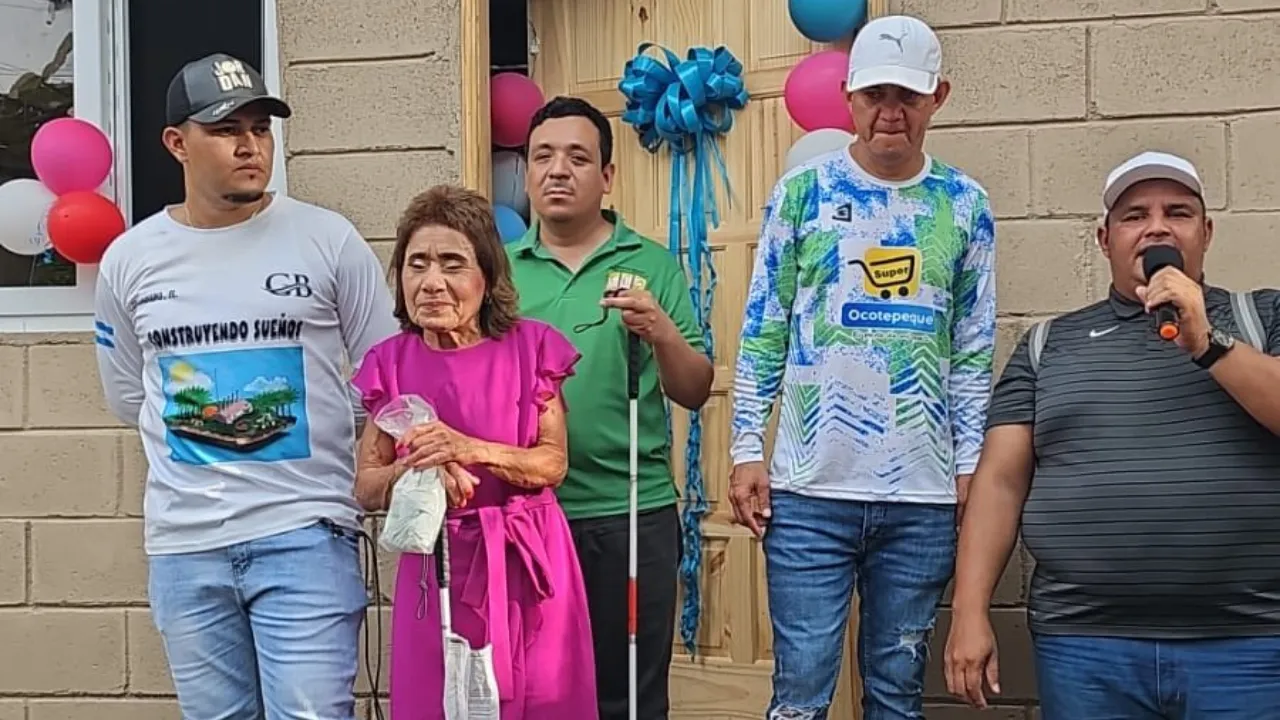 "Nos duele": Creadores que regalaron casa a anciana atropellada en El Progreso
