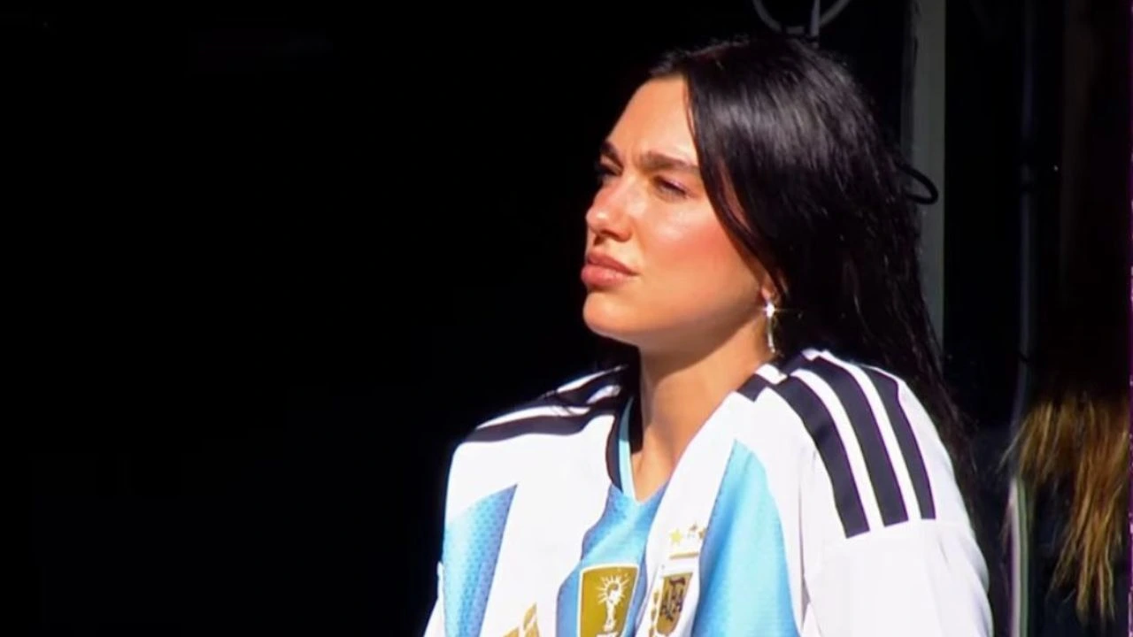 Imagen Principal de Nota: Con camiseta de Argentina, Dua Lipa disfrutó del Superclásico Boca vs. River