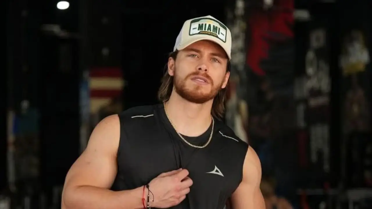 Exponen a influencer de fingir viajar en primera clase en su viaje a Europa