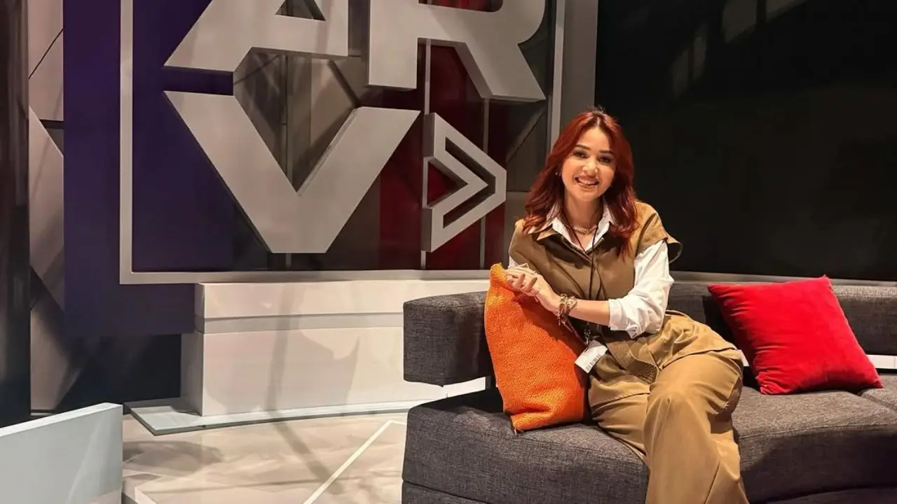 Imagen Principal de Nota: Jennifer Aplícano causa revuelo con inesperada aparición en Telemundo