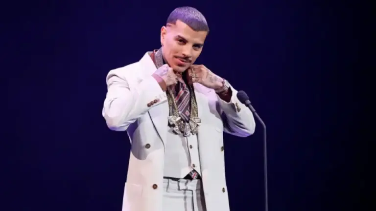 Imagen Principal de Nota: Rauw Alejandro sufre aparatosa caída en el escenario