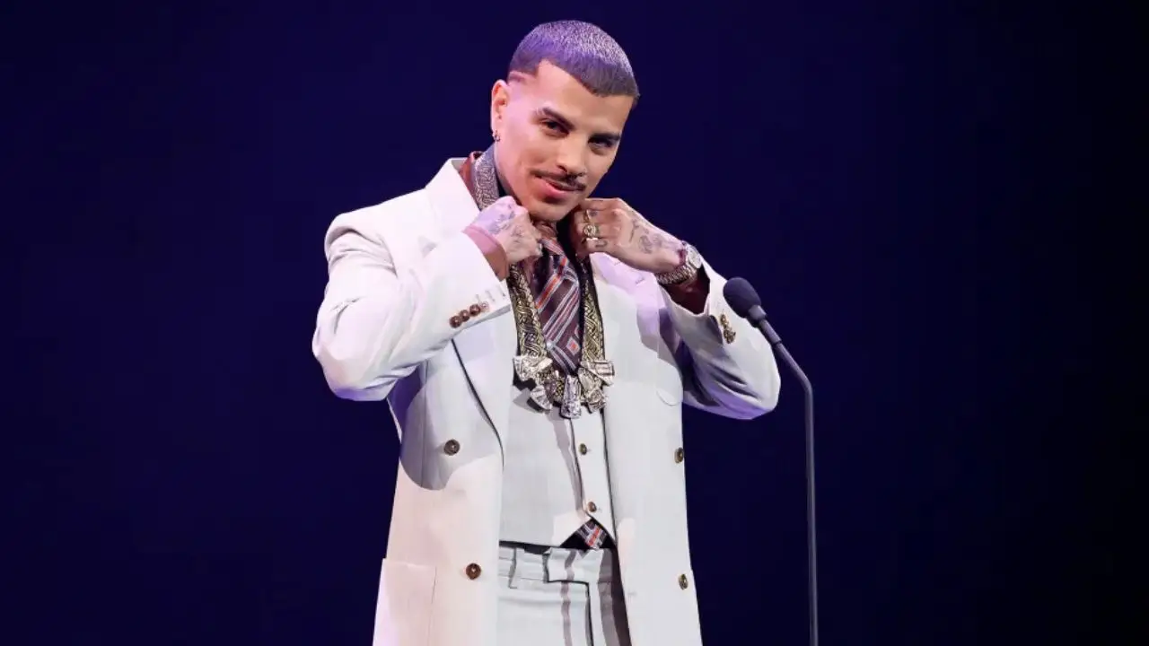 Rauw Alejandro sufre aparatosa caída en el escenario Imagen de Rauw Alejandro sufre aparatosa caída en el escenario