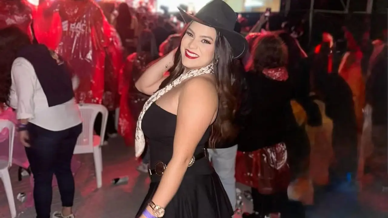 Sofía Pineda presume cuerpazo en traje de baño en la playa