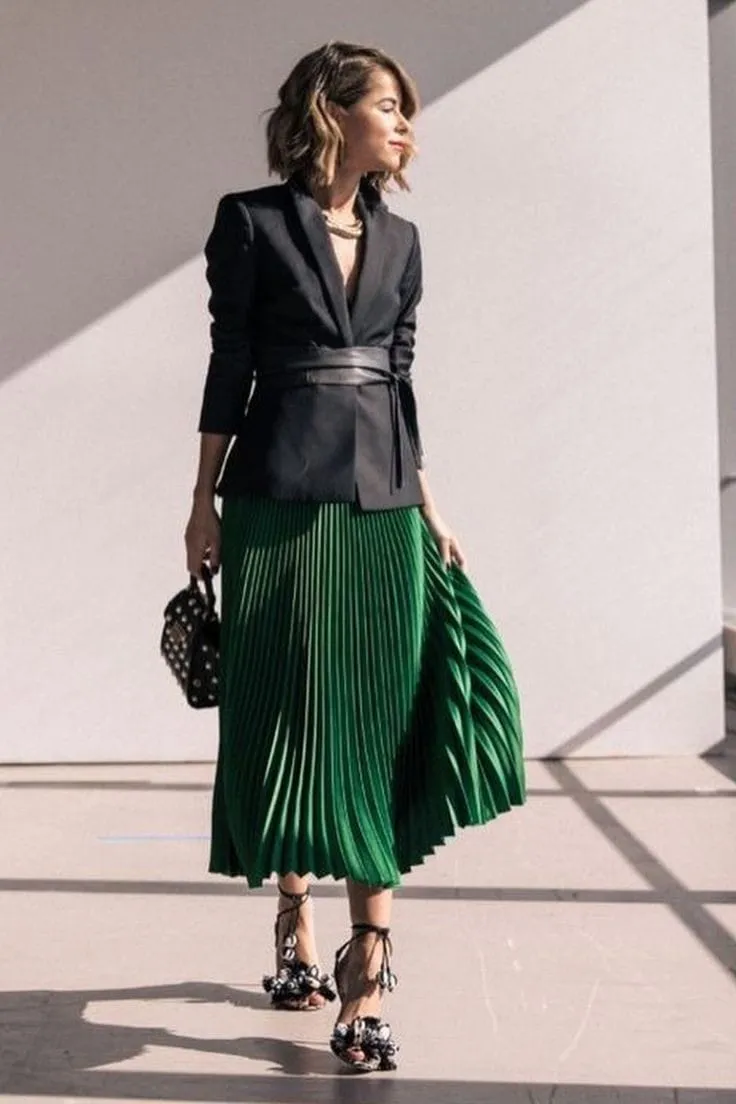 Mujer con Blazer negro y falda verde 