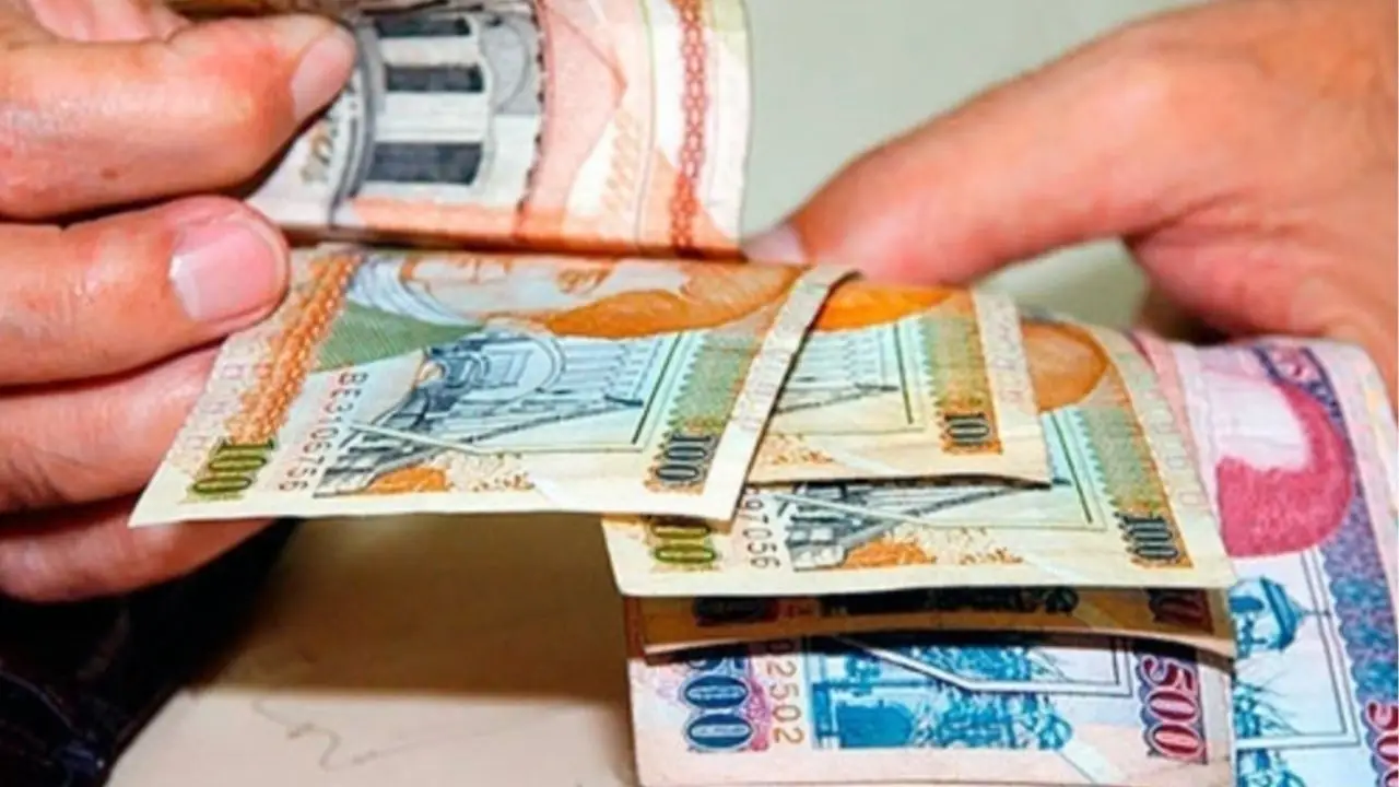 persona con dinero en mano