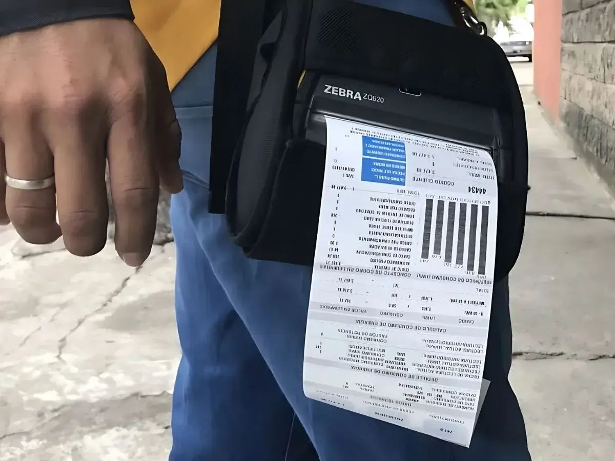 persona con recibo de luz 