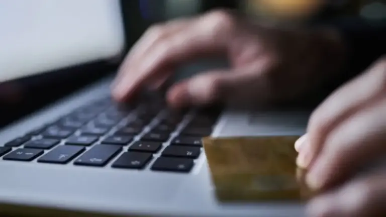 Imagen Principal de Nota: Alerta hondureños: la nueva estafa que se dispara en Navidad