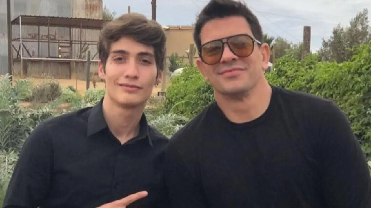 Imagen Principal de Nota: Captan a hijo de famoso cantante mexicano vendiendo aguacates