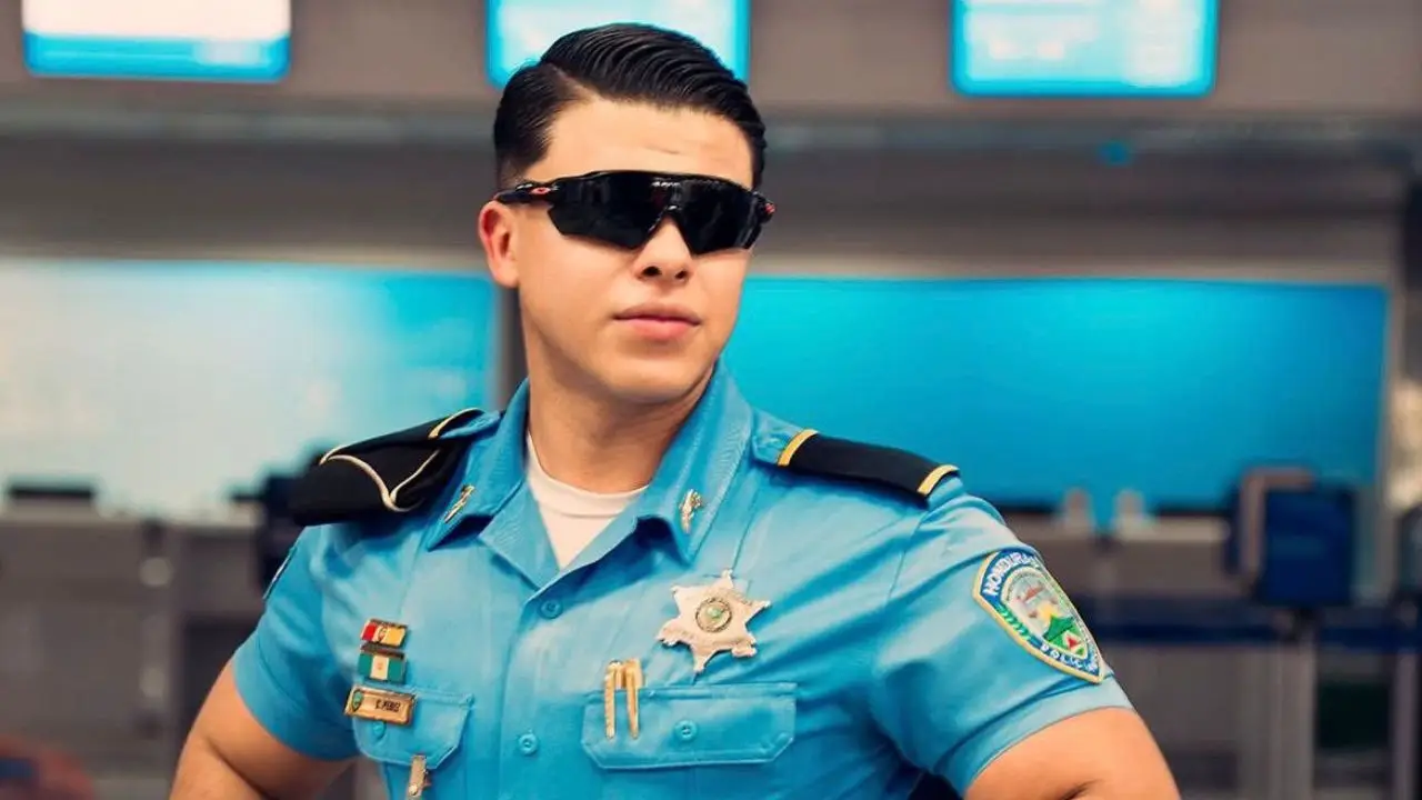 Imagen Principal de Nota: Policía hondureño roba corazones en redes gracias a su atractivo