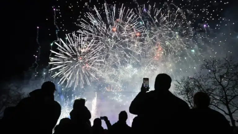 Imagen Principal de Nota: Descubre qué color debes usar para recibir el 2026 y tener un buen año