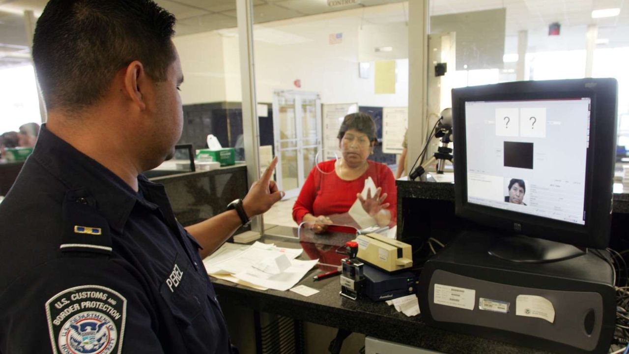 Imagen Principal de Nota: EE. UU. reduce a 18 meses los permisos de trabajo y genera dudas entre inmigrantes