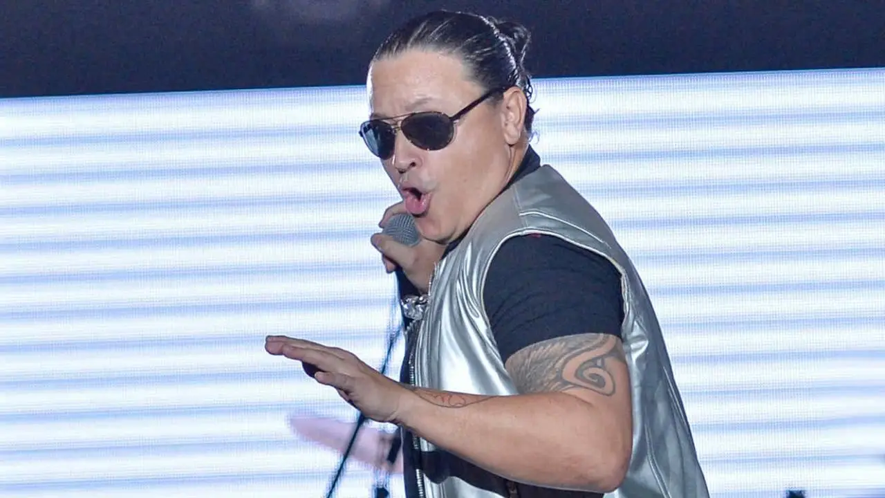 Imagen Principal de Nota: Elvis Crespo sorprende al anunciar una versión especial de su álbum 'Poeta Herío'