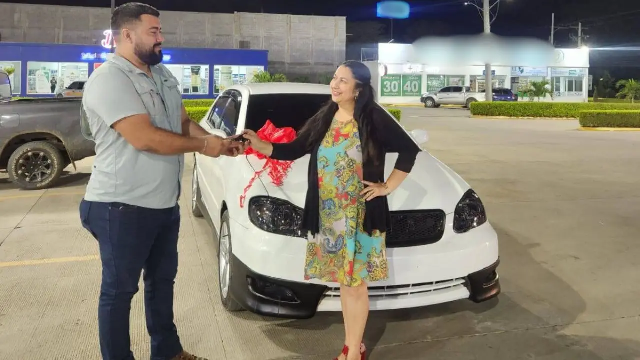 Imagen de "Gracias por criarme" Hondureño sorprende a su madre con un carro en su cumpleaños