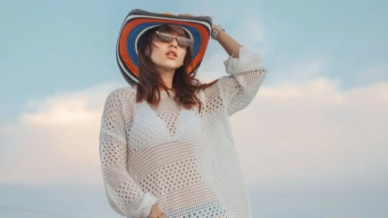 Jennifer Aplícano deslumbra en el Caribe colombiano con espectacular traje de baño