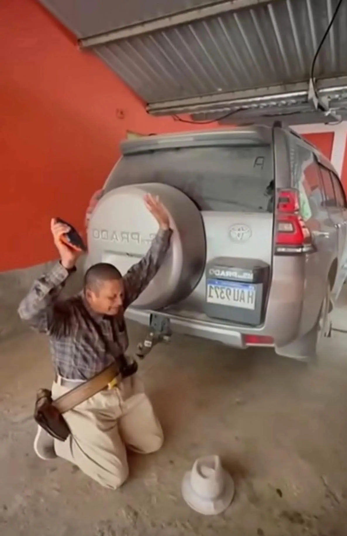 Captura video viral apostol chago hincado