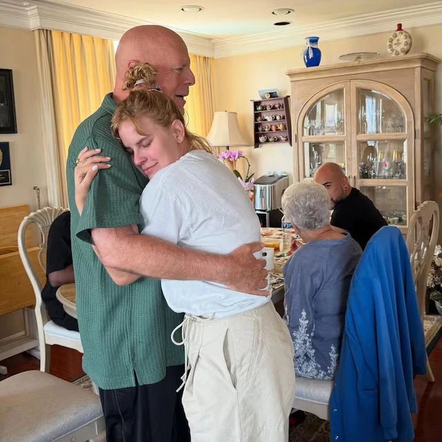 Bruce Willis y su hija Tallulah en la sala de una residencia. Foto: cortesía de Instagram 
