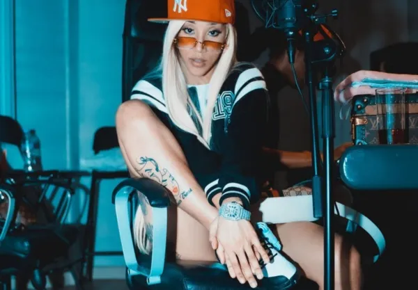 Esteicy Peña con ropa urbana