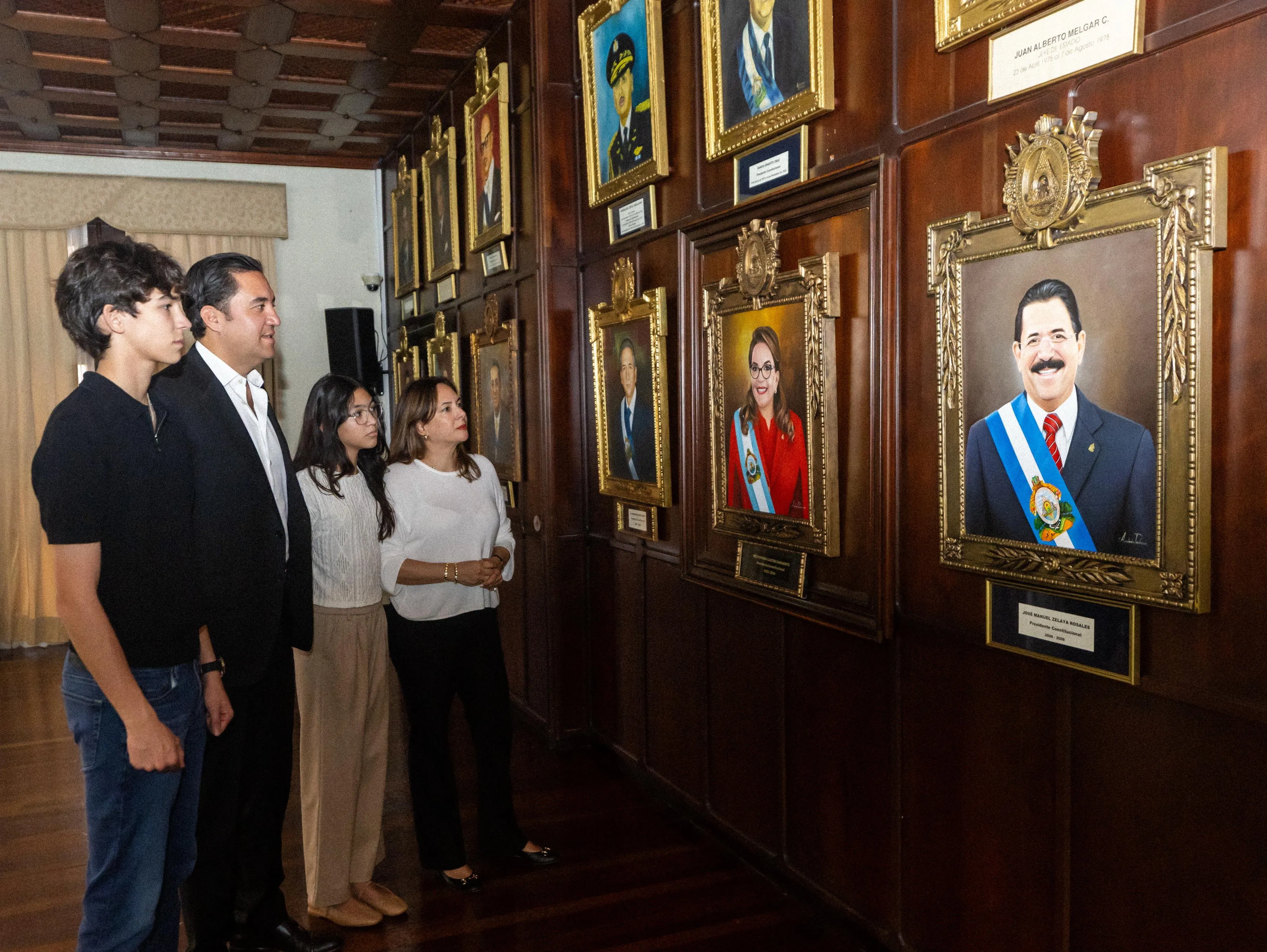 Hector Manuel junto a su esposa e hijos 