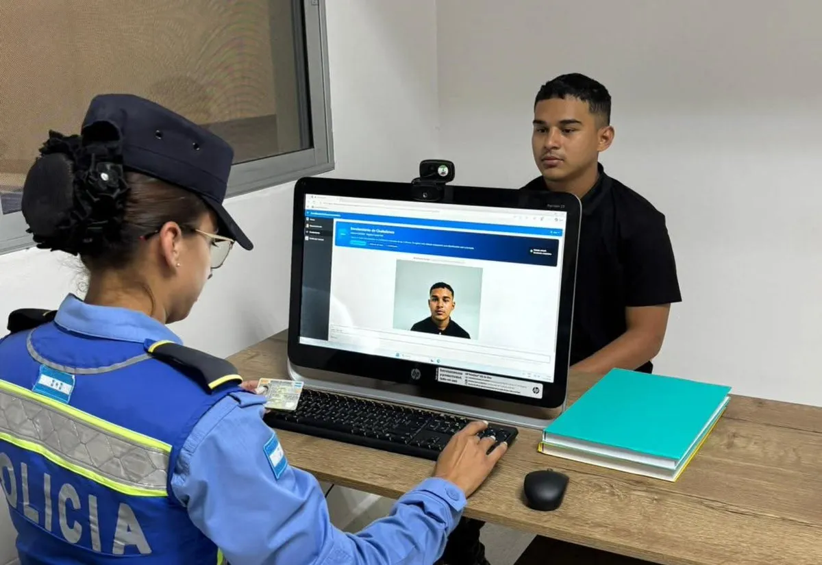 Oficial de tránsito tomando la foto oficial para la licencia de conducir 