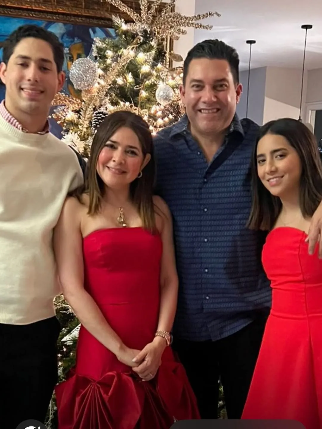Paola Rub junto a su esposo uan Diego y sus hijos