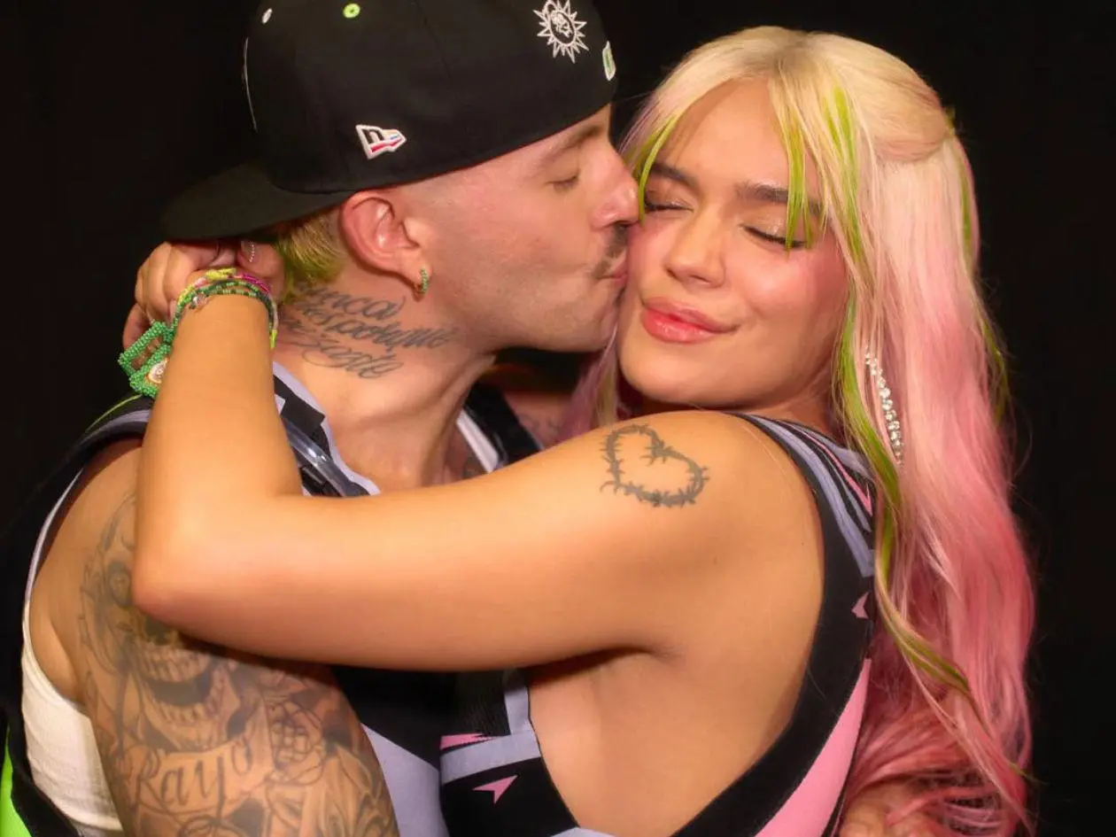 Feid y Karol G dándose un beso