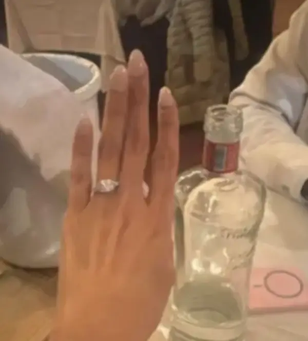 Alejandra Funetes y su prometido.