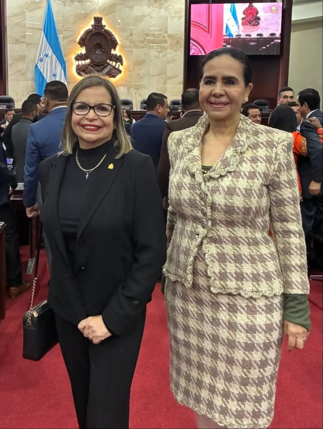 Luz Ernestina Mejía junto al suplente
