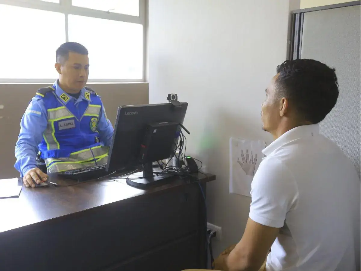 hombre tomándose foto de la licencia 