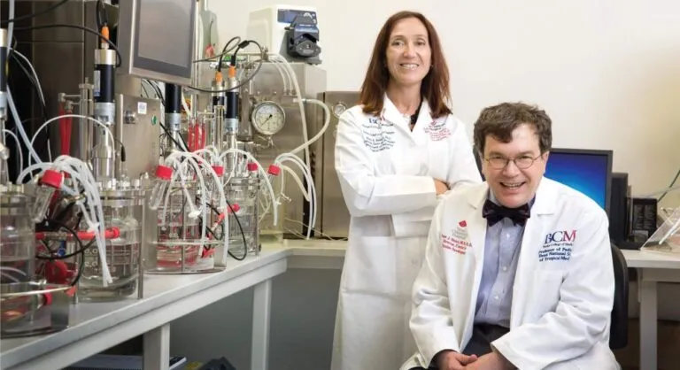 María Elena junto a otro médico 