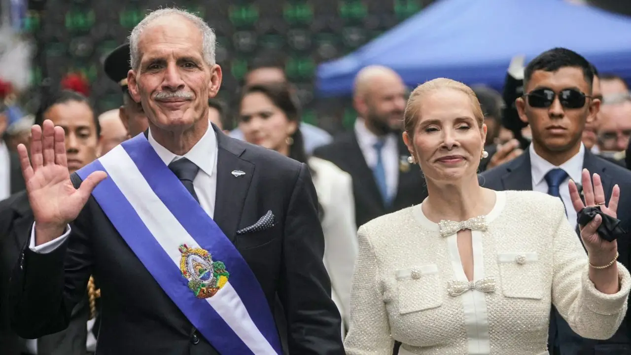 Sutil, elegante y protagonista: este fue el outfit de la esposa de Nasry Asfura