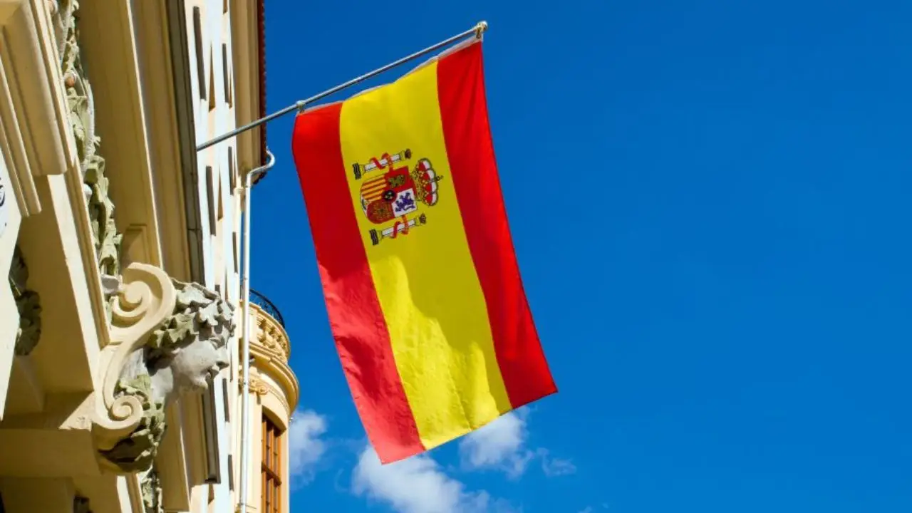 Así pueden los hondureños postular a becas en España y Portugal