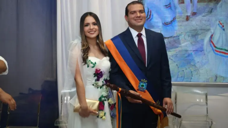 Imagen Principal de Nota: Thania Santos, esposa de Eber Aplicano, roba miradas en la investidura municipal