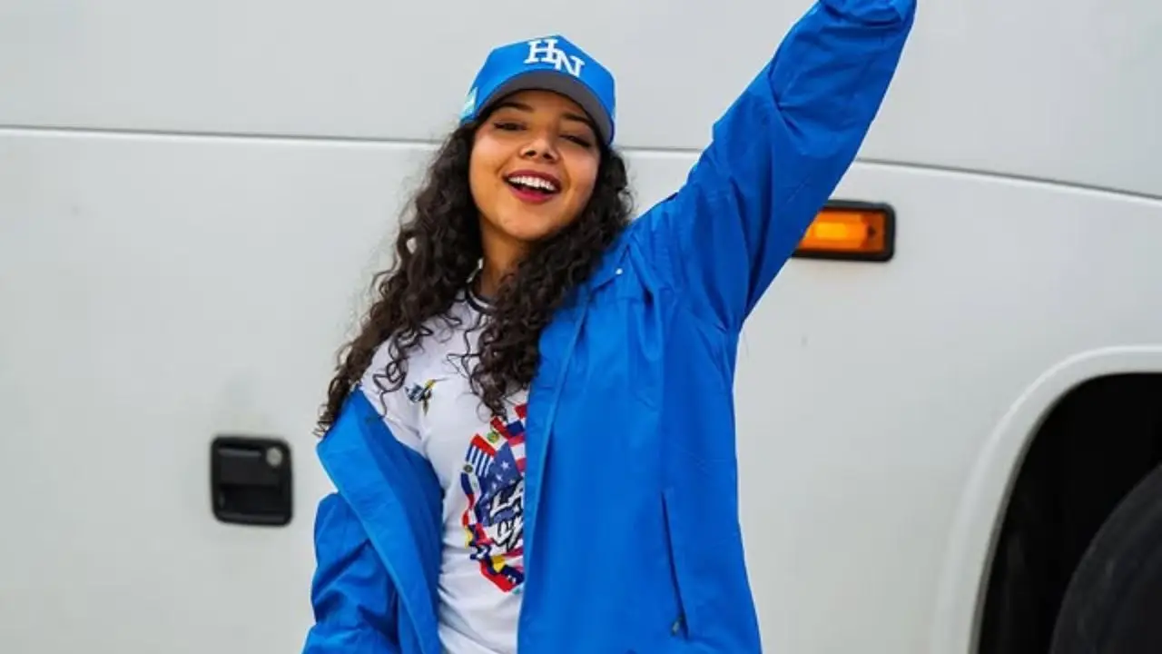 Imagen Principal de Nota: ¿Le gustan las mujeres?  Dunia Santos desata polémica en redes