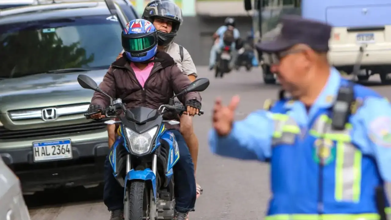 Imagen Principal de Nota: Esta es la nueva norma para andar en moto en Honduras