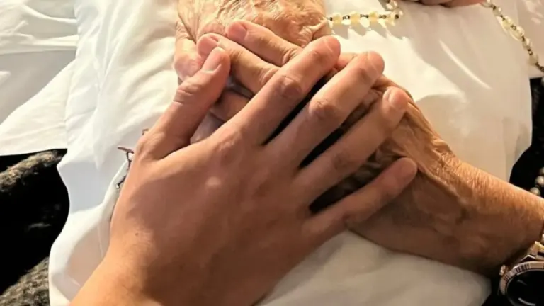 Imagen Principal de Nota: Reconocida modelo enfrenta la muerte de su madre