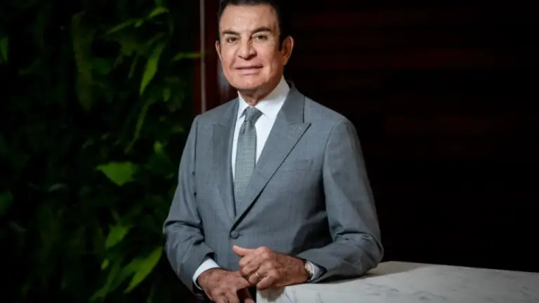 Salvador Nasralla sorprende con la banda presidencial y se vuelve viral