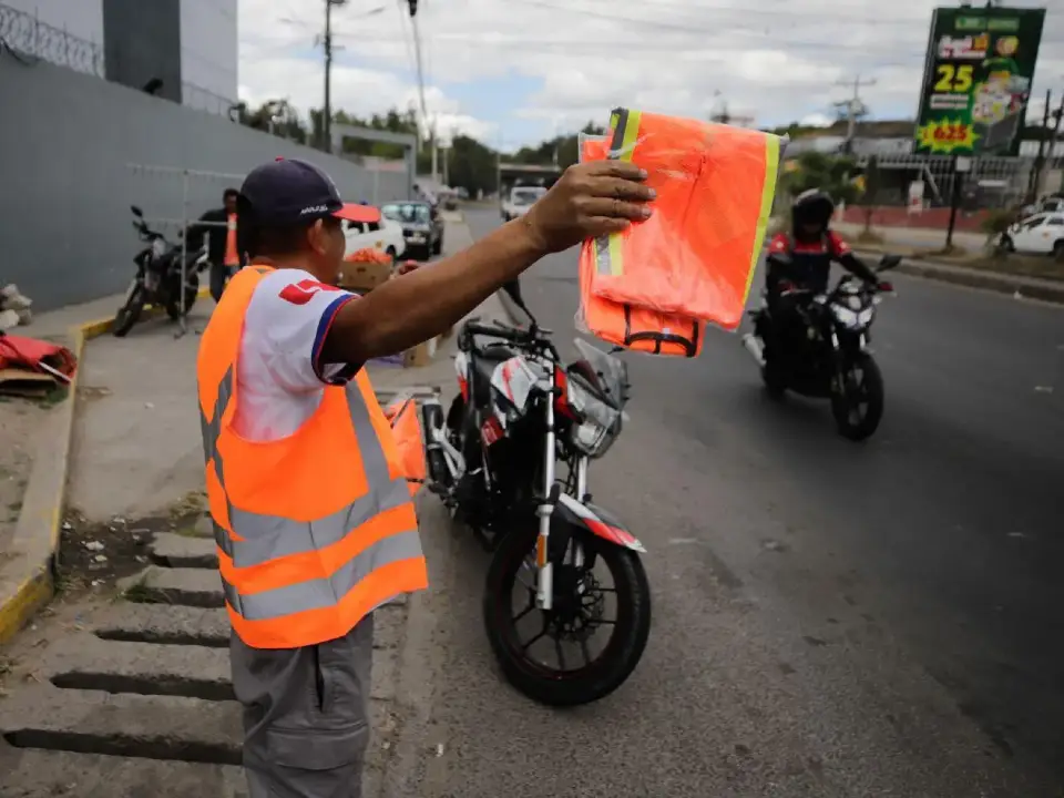 ¿Tu chaleco es legal? Estos son los colores que no pueden usar los motociclistas
