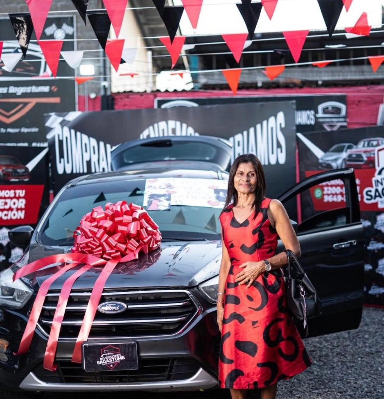 mamá de supremo con su regalo