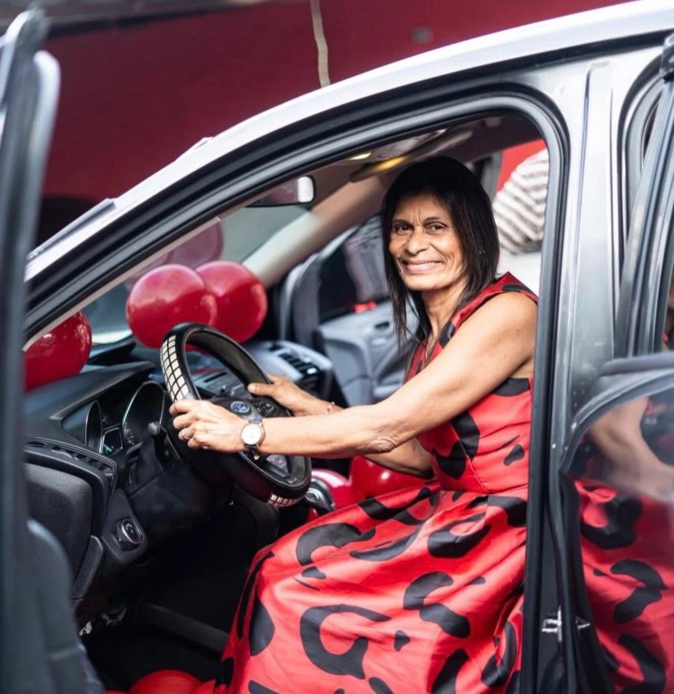 mamá de supremo con su regalo