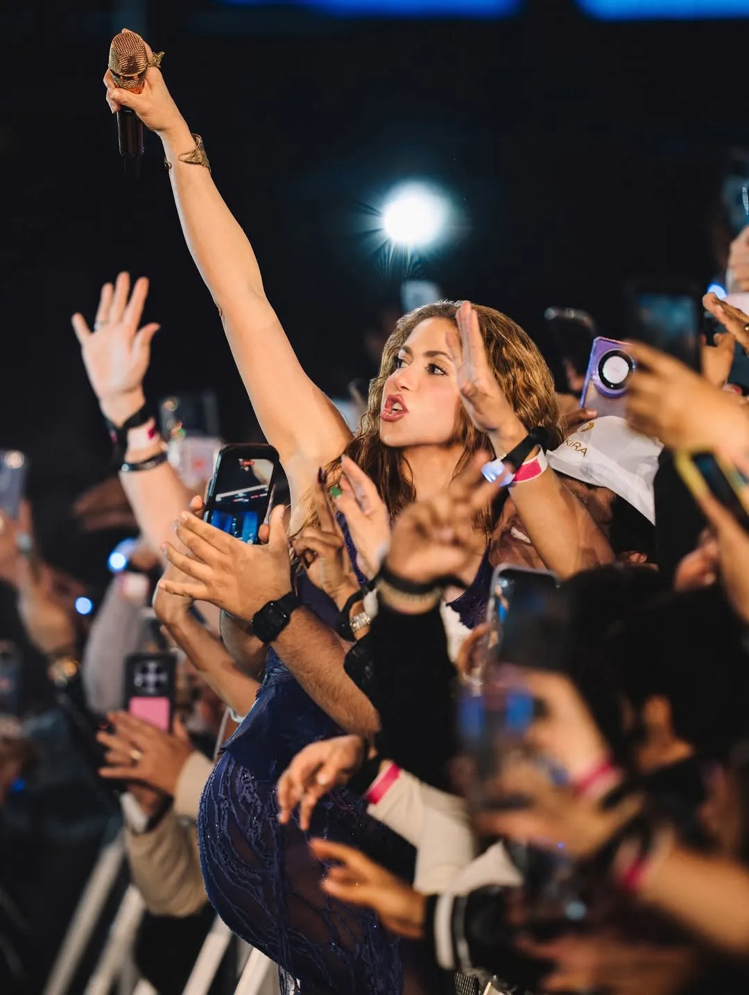 Shakira en medio del público