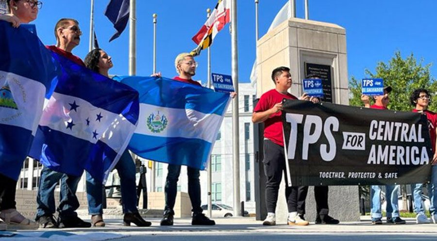 personas con banderas de paises centroamericanos 