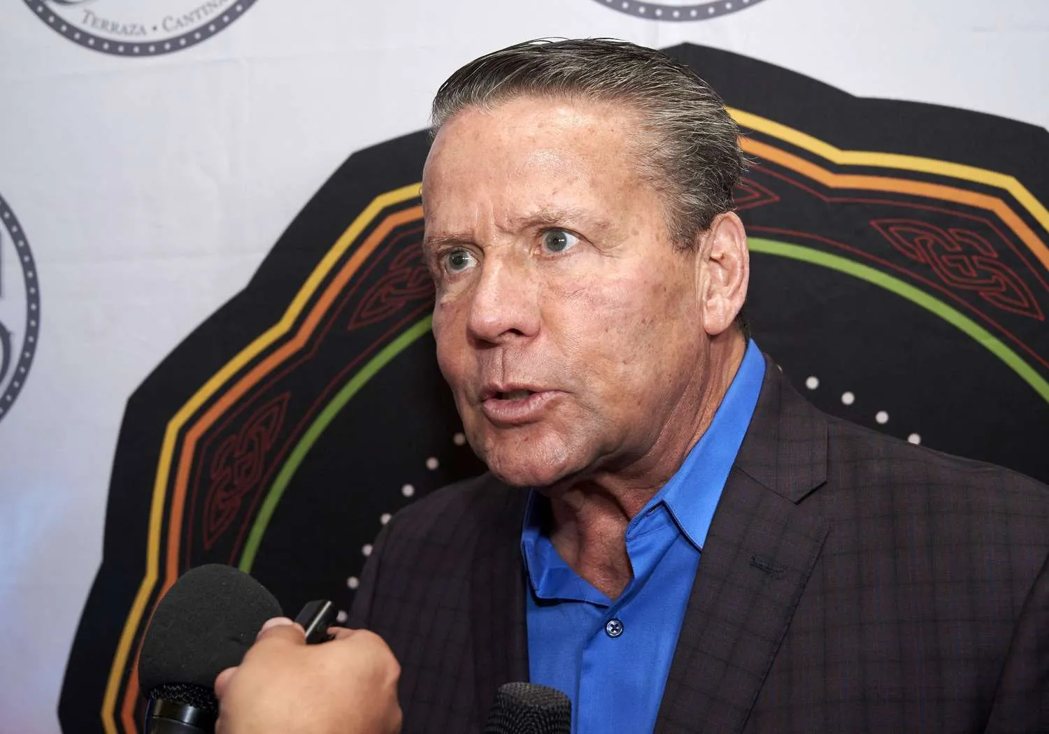 Alfrredo Adame dando entrevista