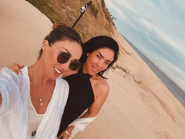Anahí junto a su hermana