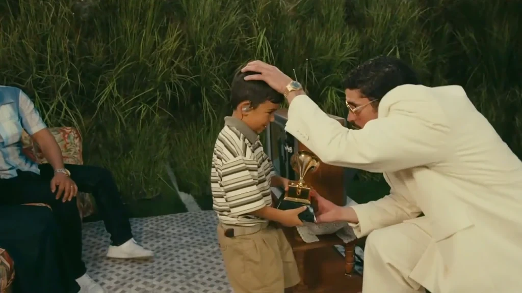 Captura de pantalla de momento cuando Bad Bunny entra su premio a un niño